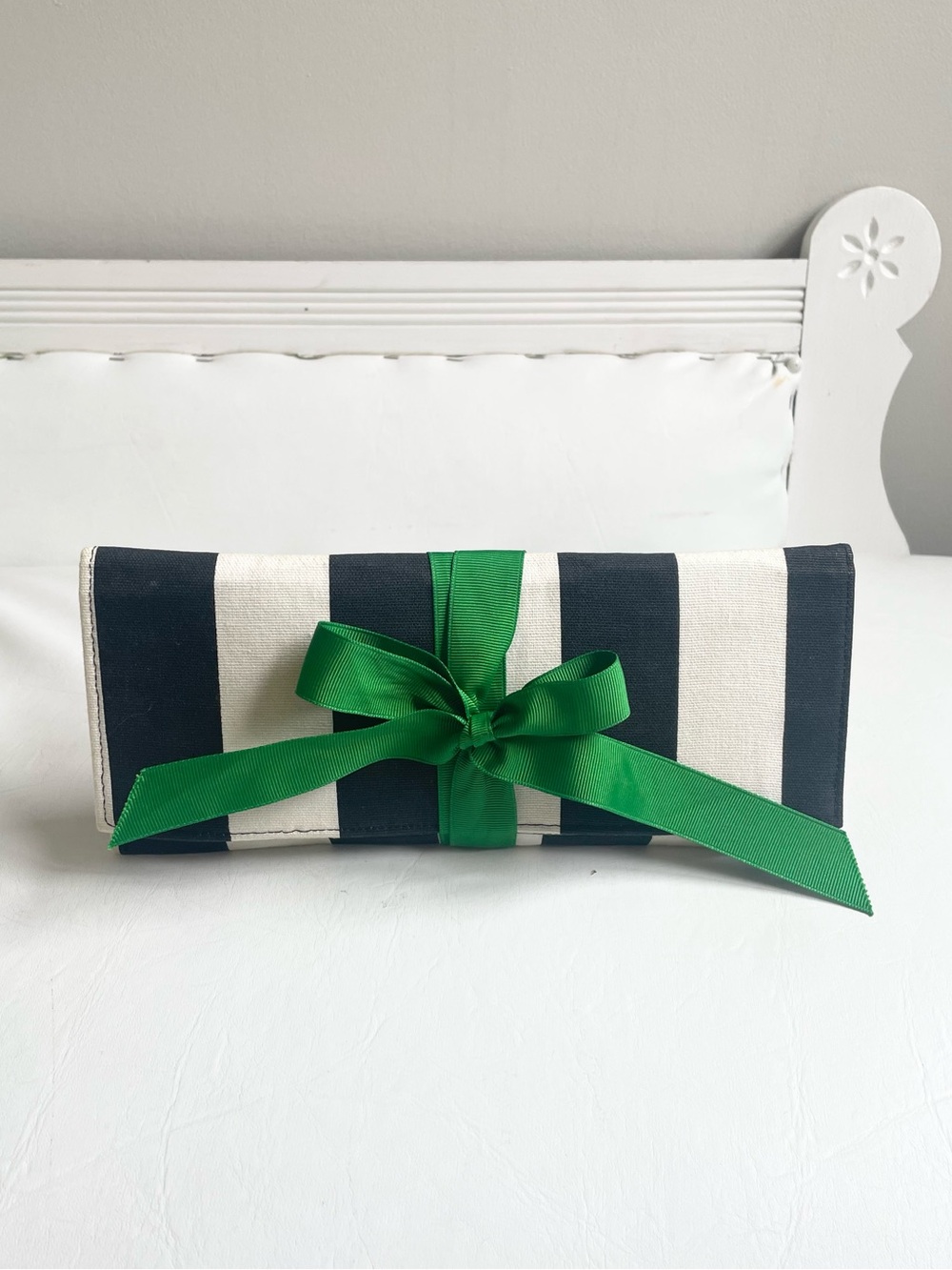 WHITE BLACK STRIPED CLUTCH GREEN RIBBON SNAP CLOSURE CANVAS PURSE VINTAGE